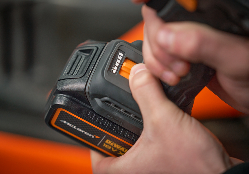 Skrúfvél Impact 18V XR stök, 2 x 4,0 ah rafhlöður 205 Nm