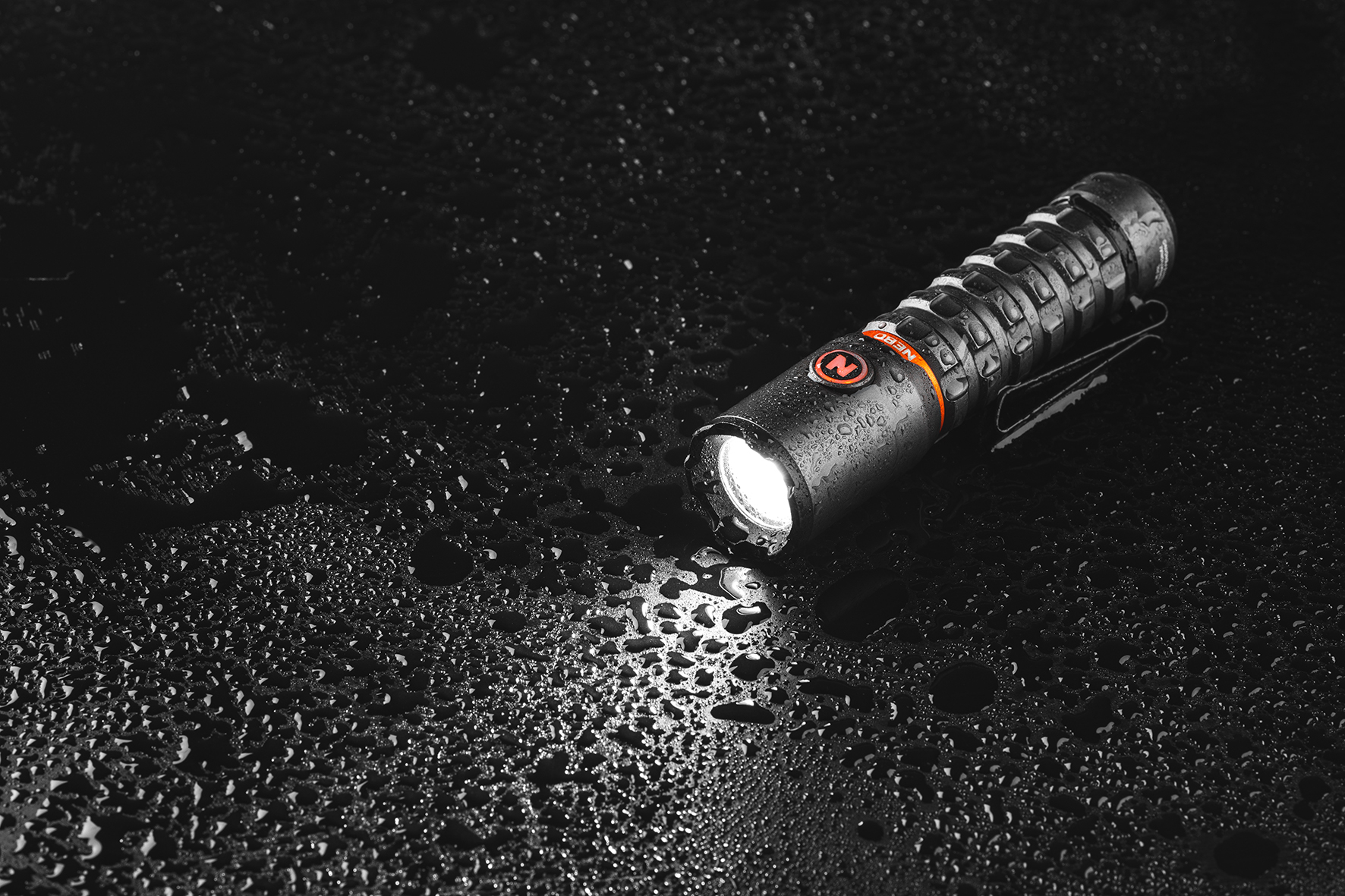 Vasaljós NEBO Torchy 2000 lumen